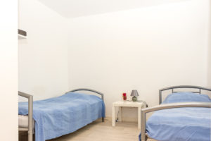Schlafzimmer mit 2 Betten in Monterwohnung für 2 Personen